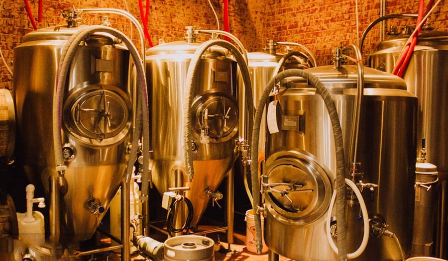 Que comprend la configuration standard des équipements professionnels pour la bière artisanale ?